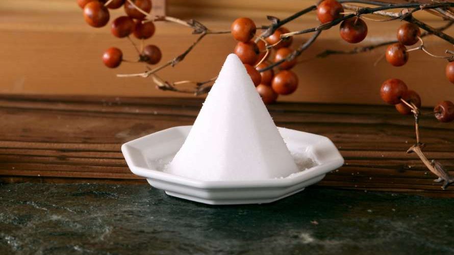 小皿に盛った数グラムの塩化ナトリウムの塊｢盛り塩｣が効いた⁈