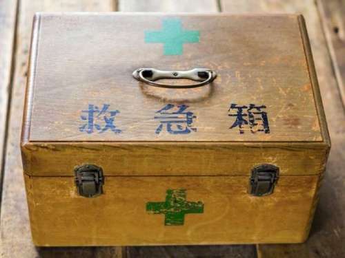 昭和な木製救急箱