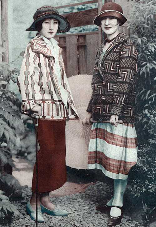 大正時代、最先端のファッションに身を包んだモダンガール