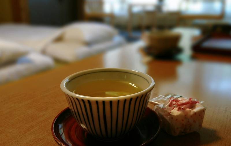 旅館の部屋、座卓にお茶と茶菓子