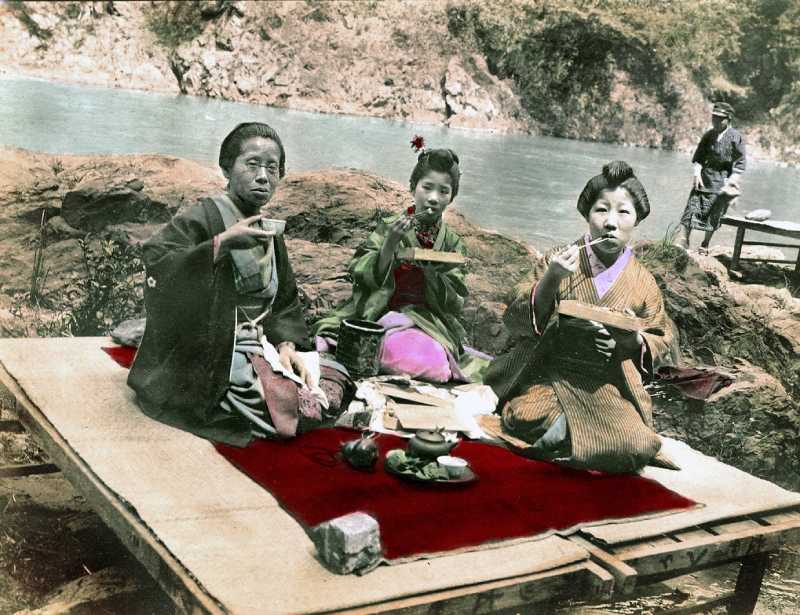 1900年頃の川床で食事をとる女性